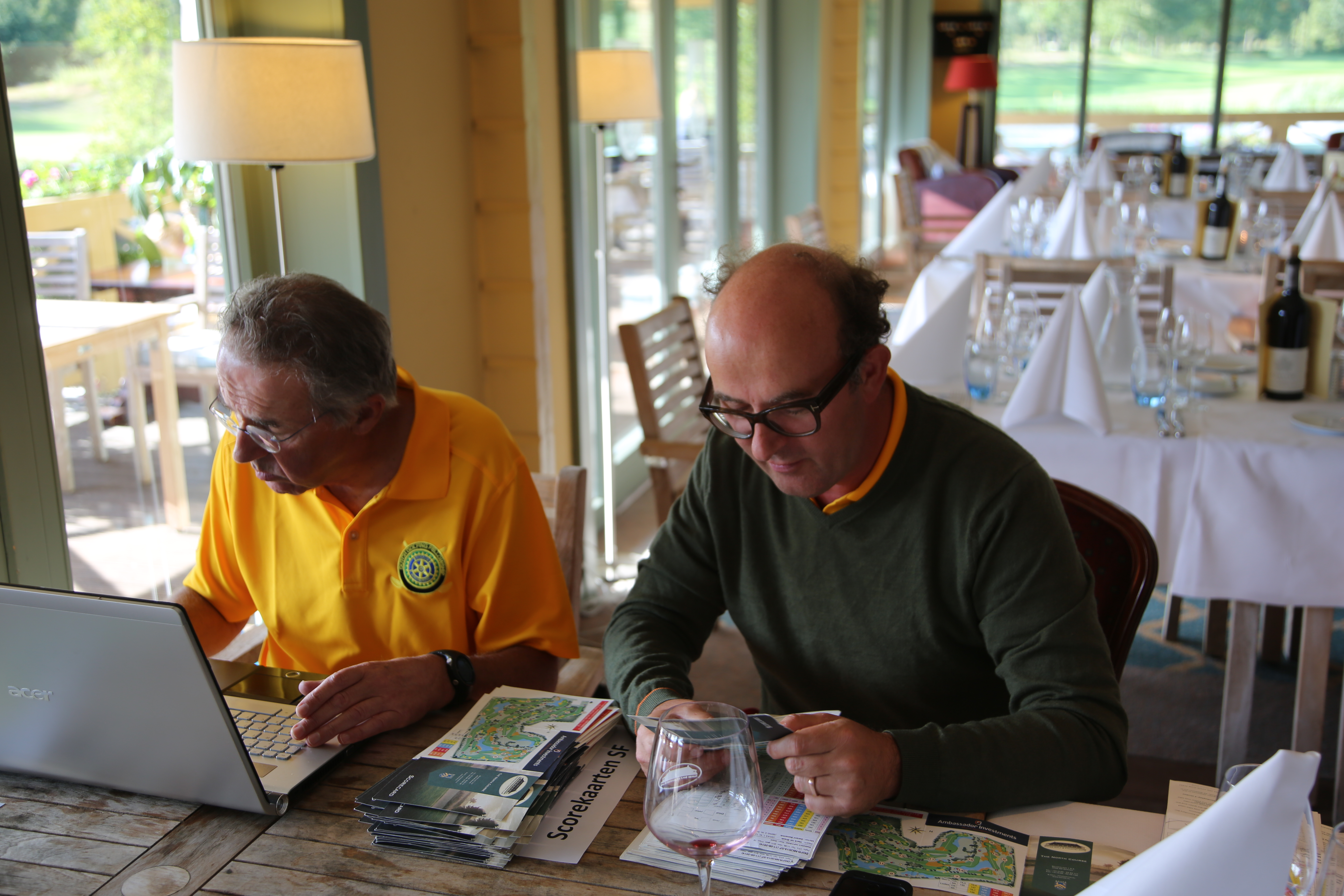 Bas van Hille (wedstrijdleiding DGFR) en Peter van den Broek (secretaris DGFR) aan het werk om 124 scorekaarten te beoordelen en in te voeren.