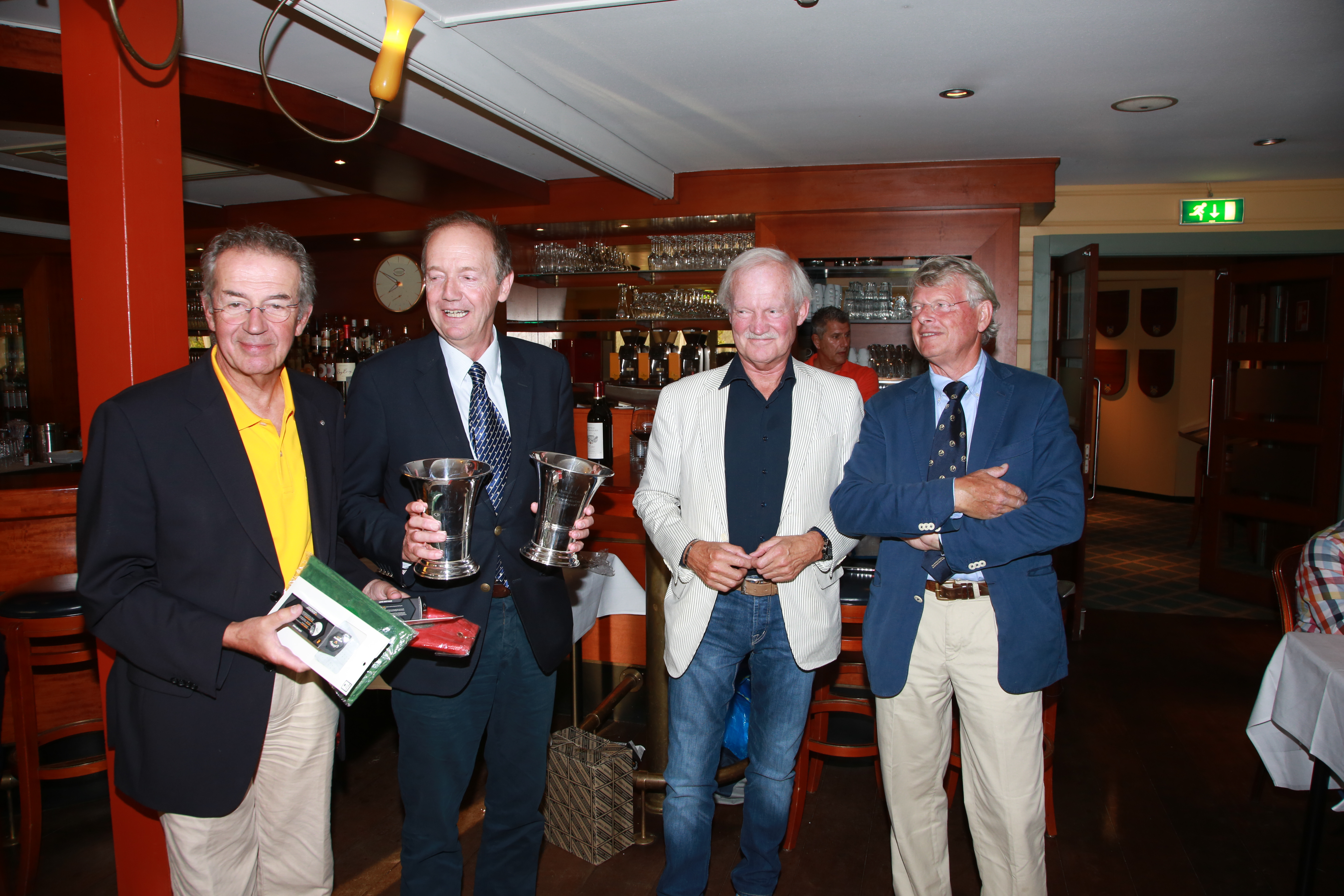 George Bruijn en Jacob Jansen (niet op de foto) ontvangt van Ko van der Maas de gelijknamige bekers als winnaars FBBB NK 2014 met 46 stableford punten. 